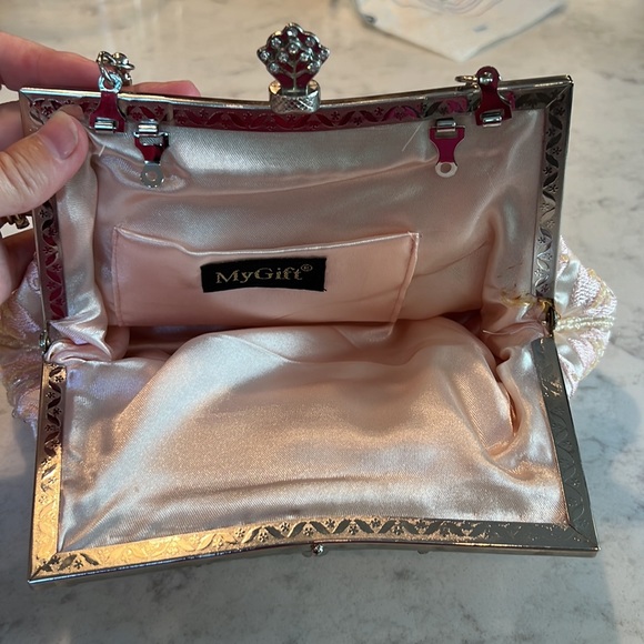Petal pink sequin evening purse - Picture 4 of 6